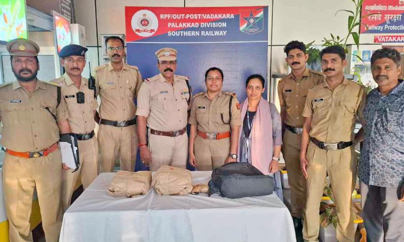 Woman Arrested with 16 kg Ganja at Kozhikode Railway Station woman arrested with 16 kg ganja at kozhikode railway station